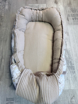 Weiches Babynestchen von Mein Shop in verschiedenen Konfigurationen, ideal zum Schutz im Kinderbett, aus weichem Material.