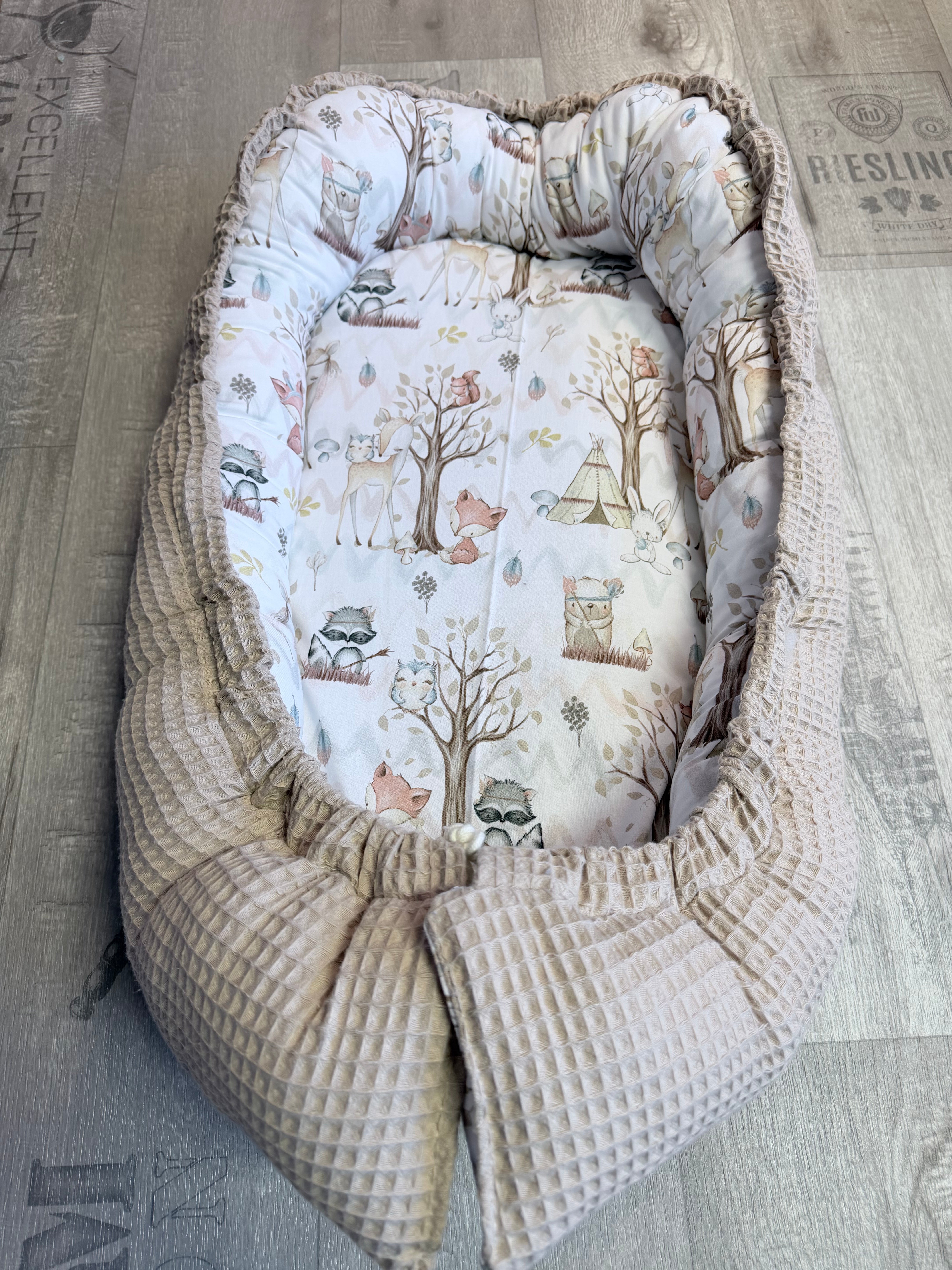 Weiches Babynestchen in verschiedenen Variationen, schützt das Baby im Bett, individuell nach Wunsch konfigurierbar, von Mein Shop.