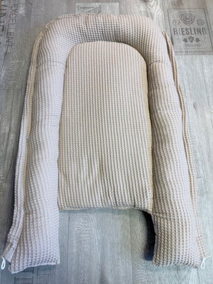 Baby-Nestchen von Mein Shop, weiches Schutzbettchen, individuell nach Wunsch im Konfigurator gestaltet, aus Stoff mit Mustern.