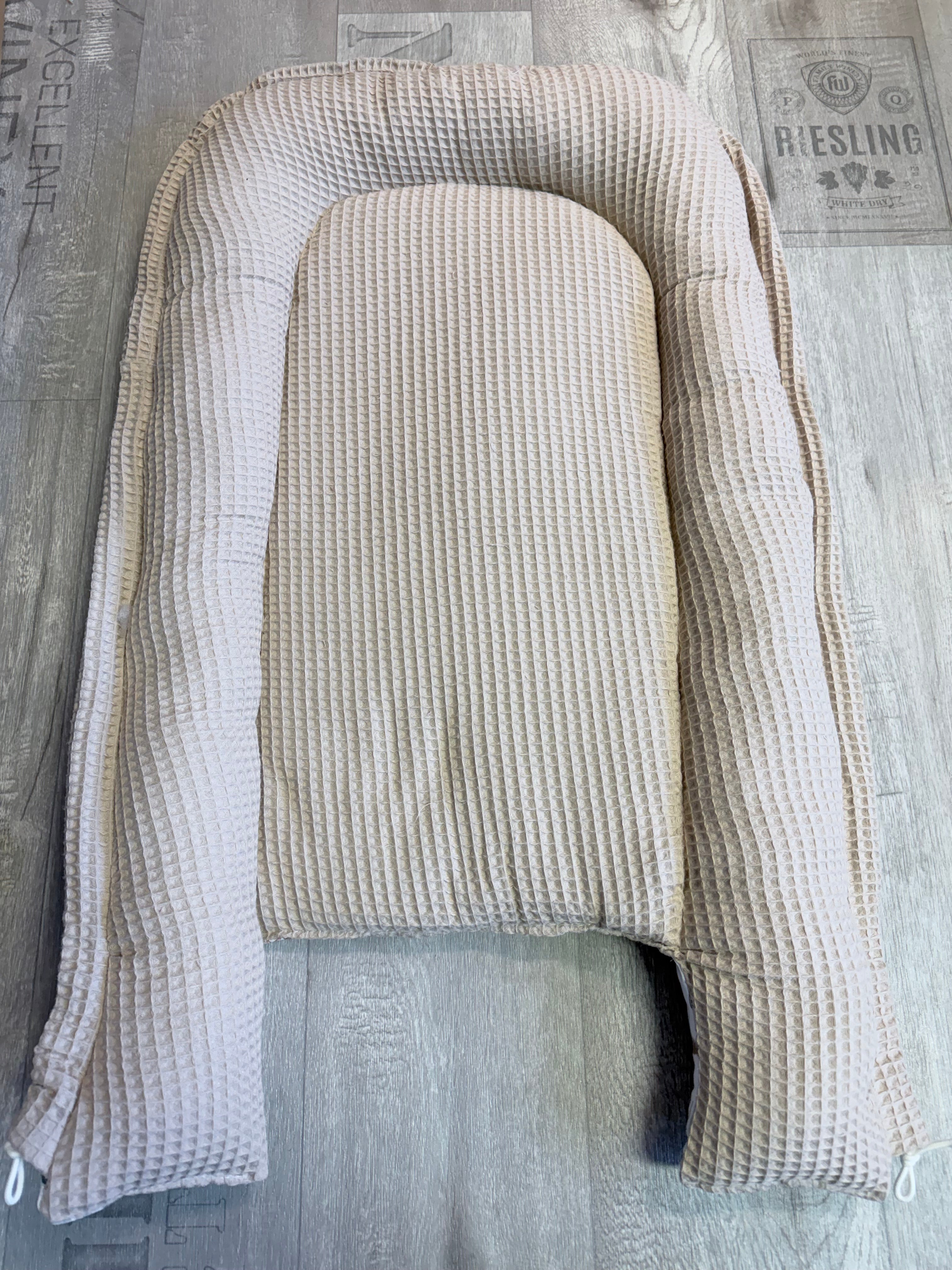 Baby-Nestchen von Mein Shop, weiches Schutzbettchen, individuell nach Wunsch im Konfigurator gestaltet, aus Stoff mit Mustern.