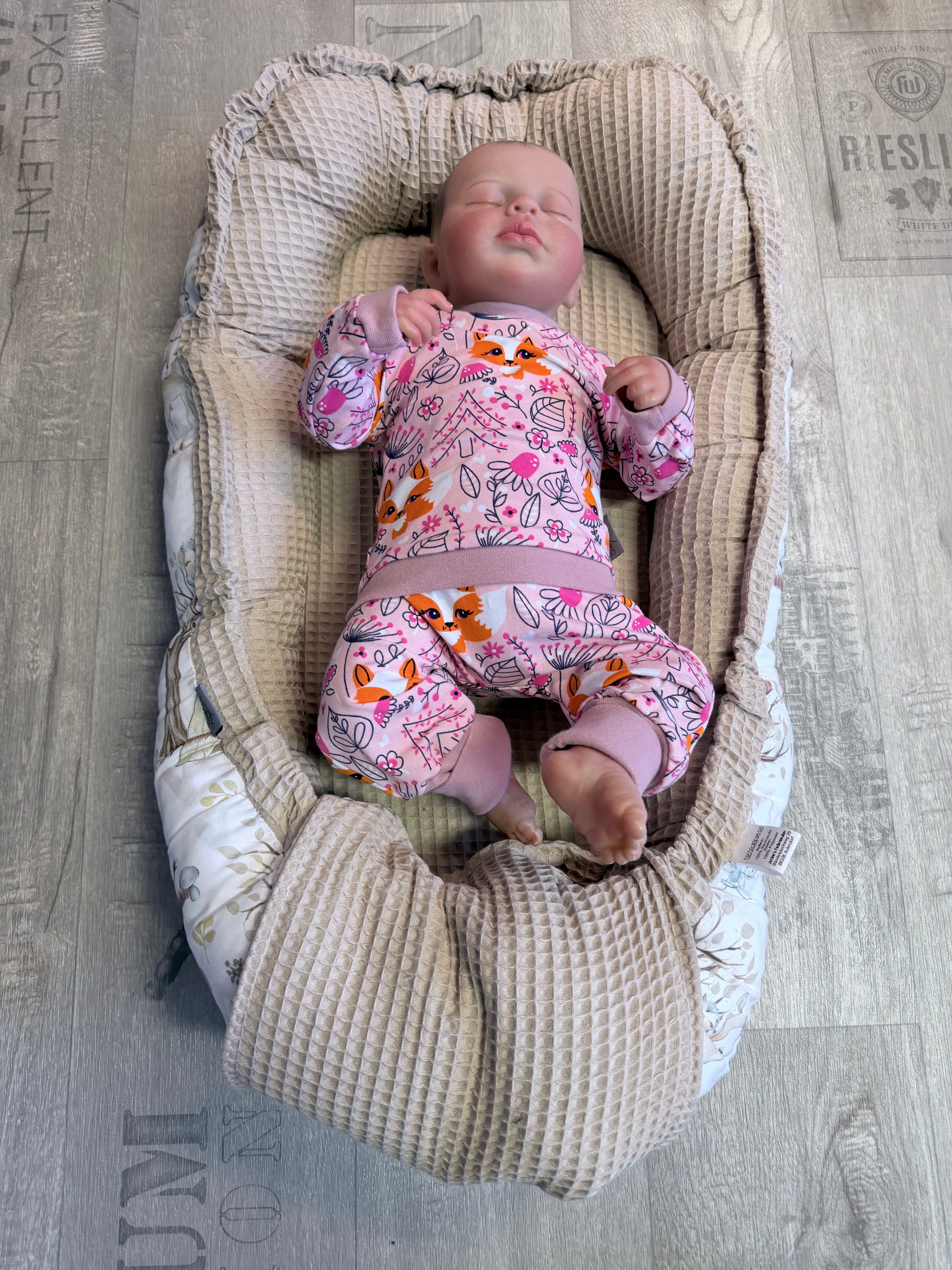 Babynestchen in verschiedenen Varianten, weiches Schutz-Bettnestchen, individuell konfigurierbar für sicheren Babyschlaf