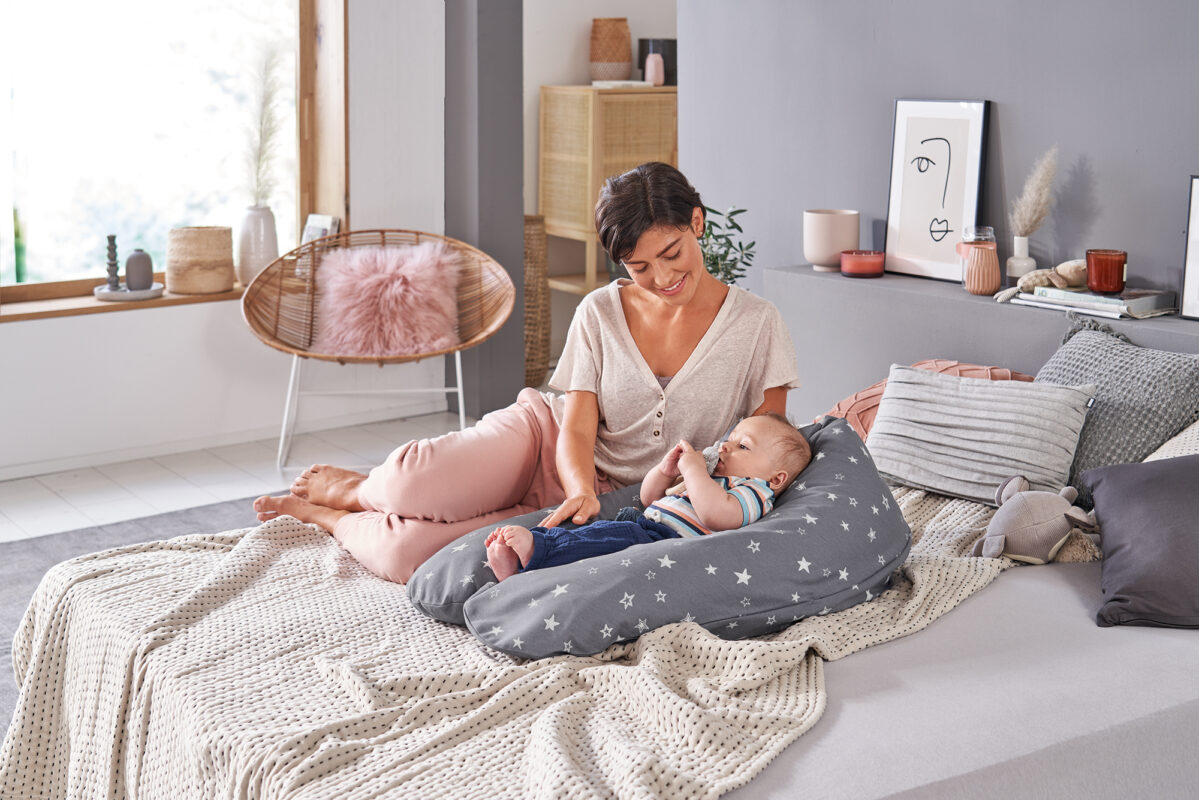Theraline Stillkissen mit individuellem Bezug und Stickmuster, Modell auf einem Baby- und Stillkissen, bequeme Stillhilfe