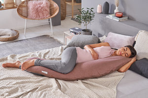 Stillkissen von Mein Shop mit individuell besticktem Bezug, modell im Bauchlage, geeignet für Schwangerschaft und Stillzeit.