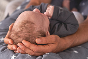 Theraline Stillkissen mit individuellem Bezug und Stickerei, modell vor weißem Hintergrund, bequem und unterstützend für Babys.